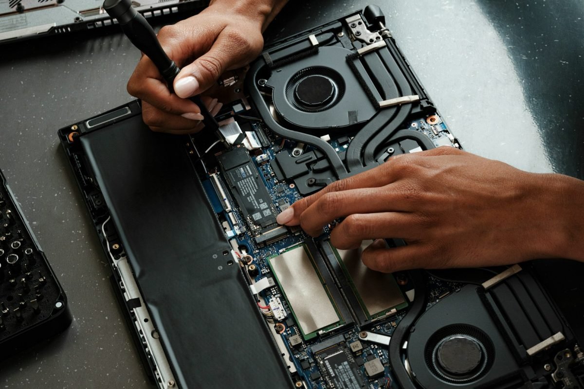 Manutenção de Notebooks na G-TEC Informática
